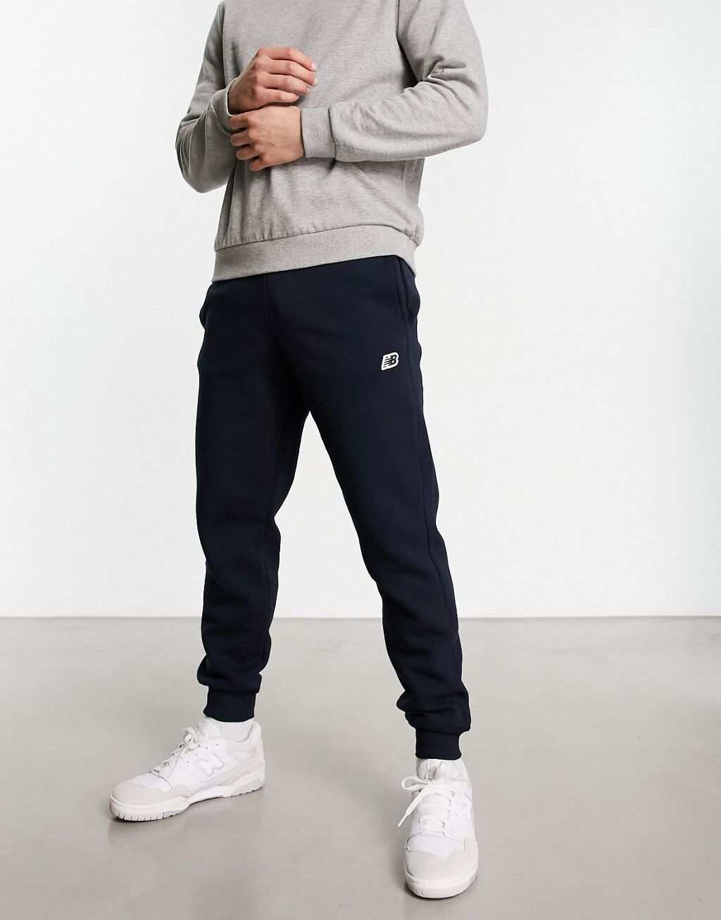 

Темно-синие джоггеры с маленьким логотипом New Balance