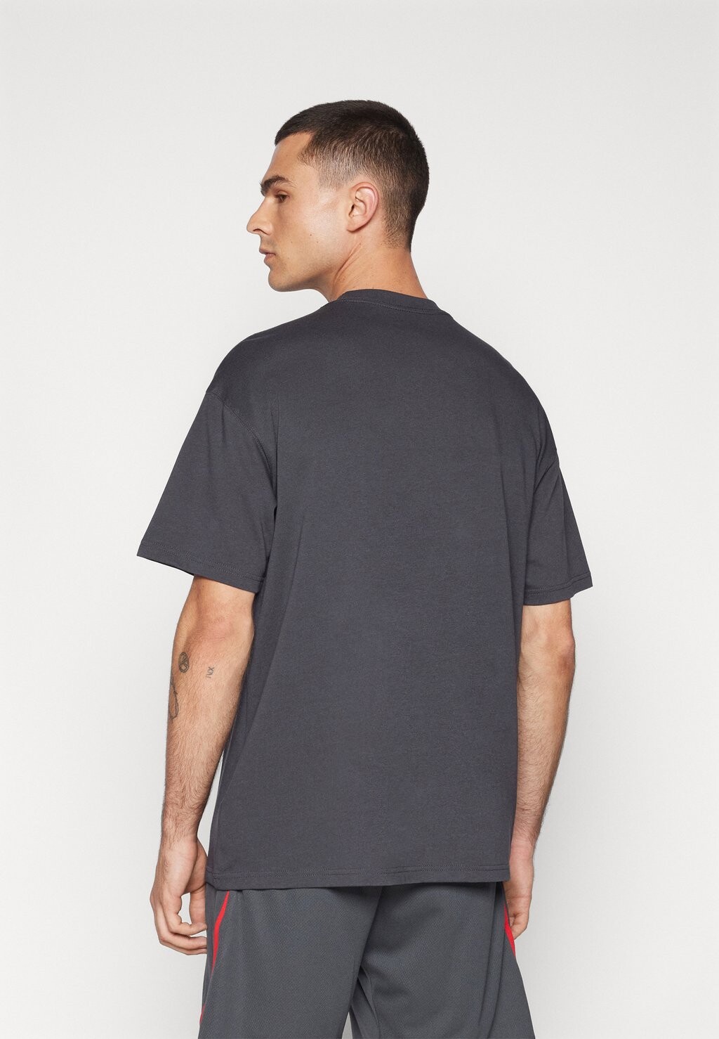

Базовая футболка TEE Nike, антрацит