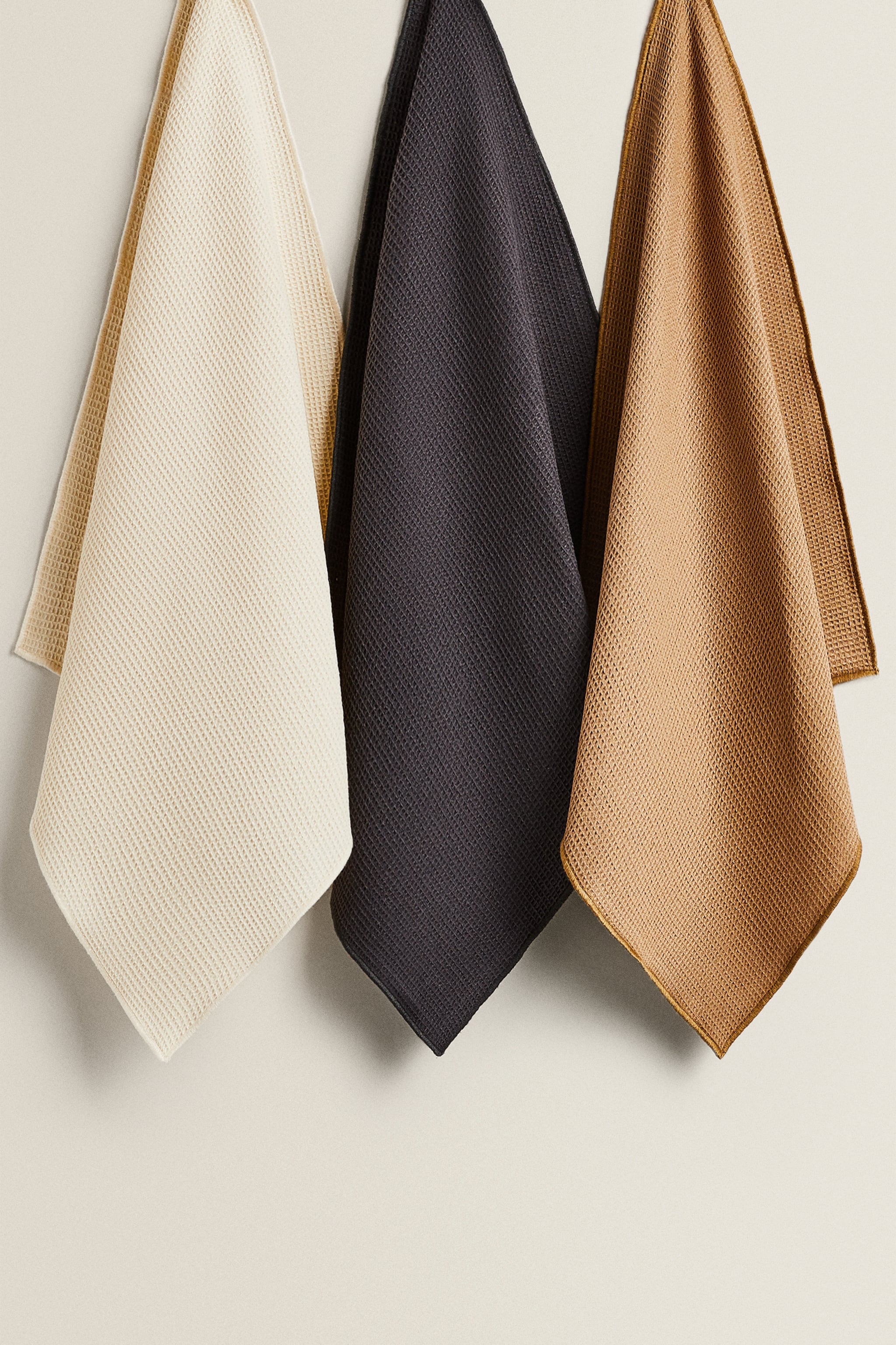 цена Вафельное трикотажное полотенце (3 шт.) Zara, серый/коричневый