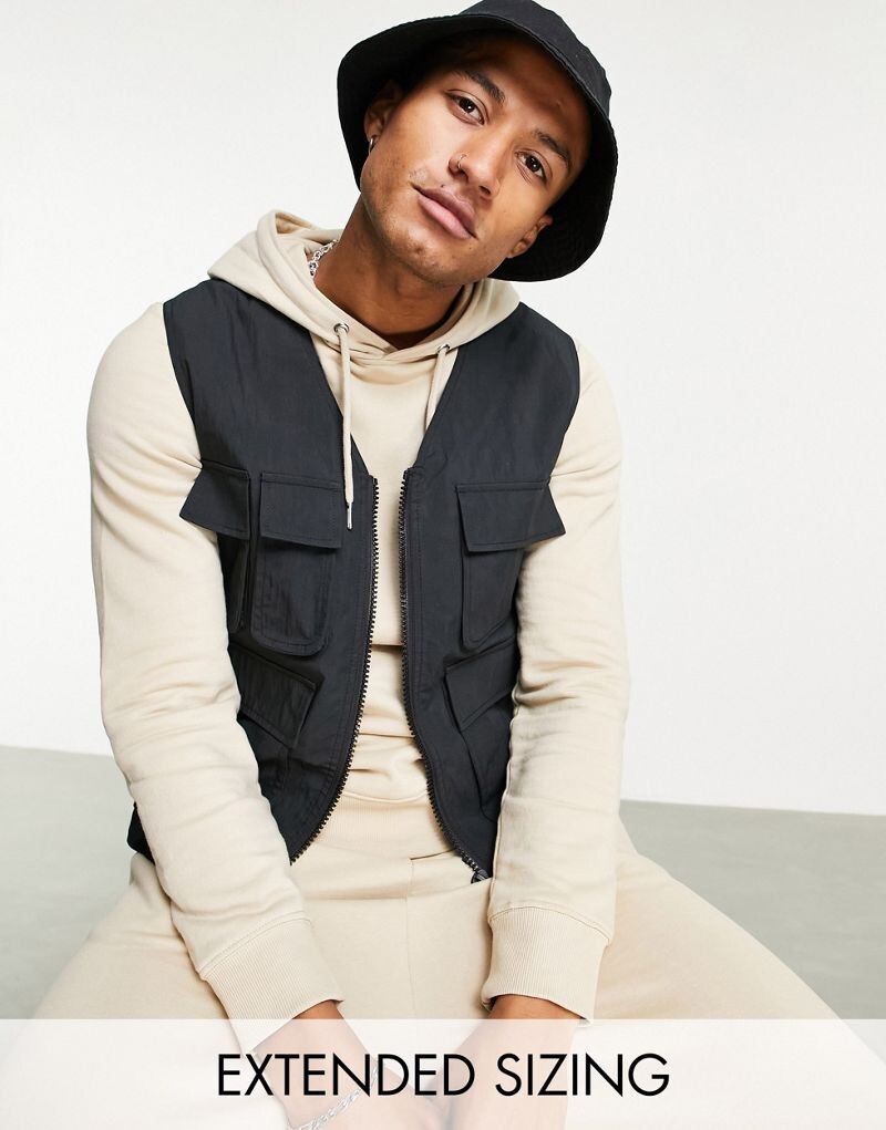 Черный жилет с карманами ASOS DESIGN