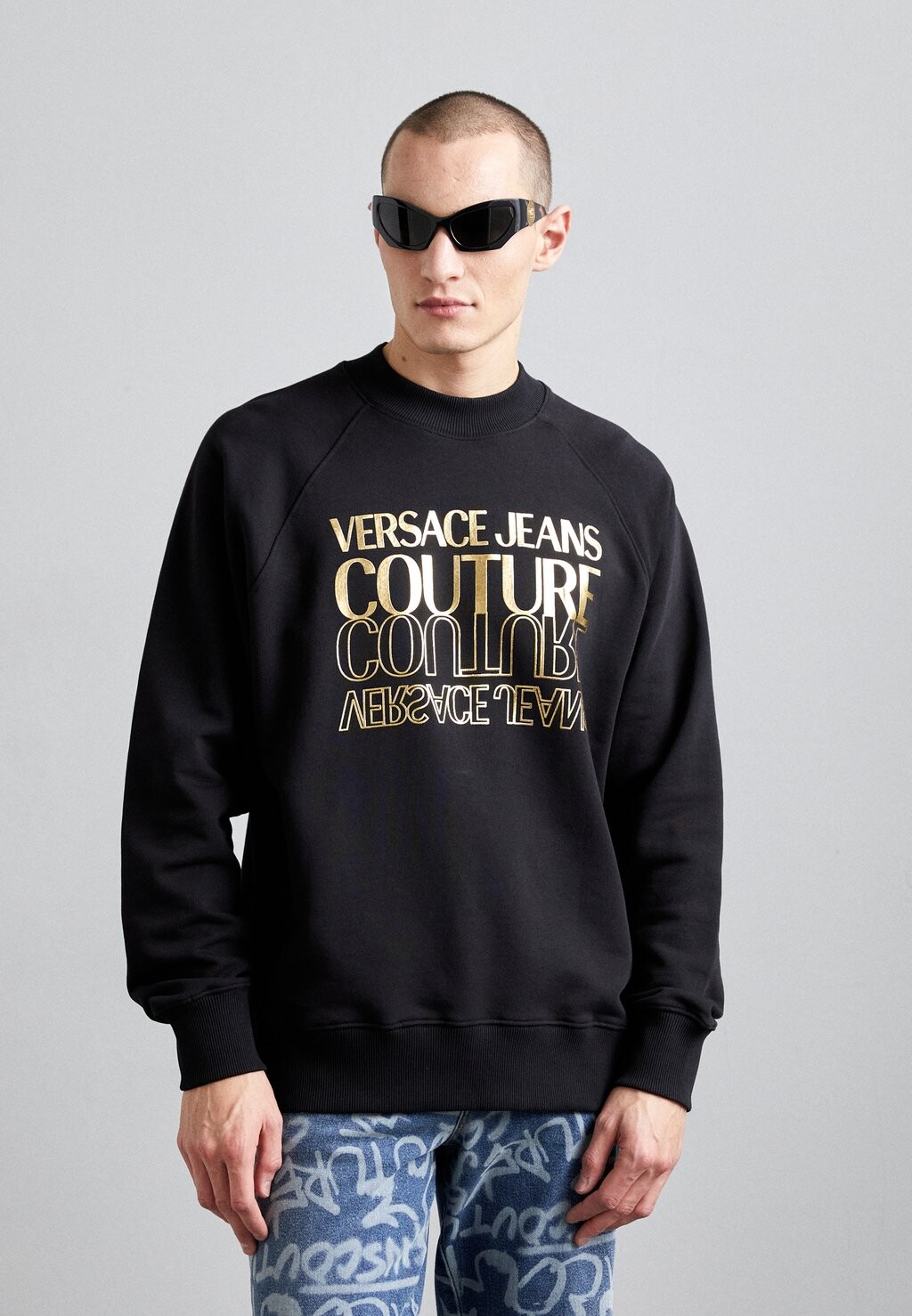

Толстовка Versace Jeans Couture UPSIDEDOWN, цвет black/gold