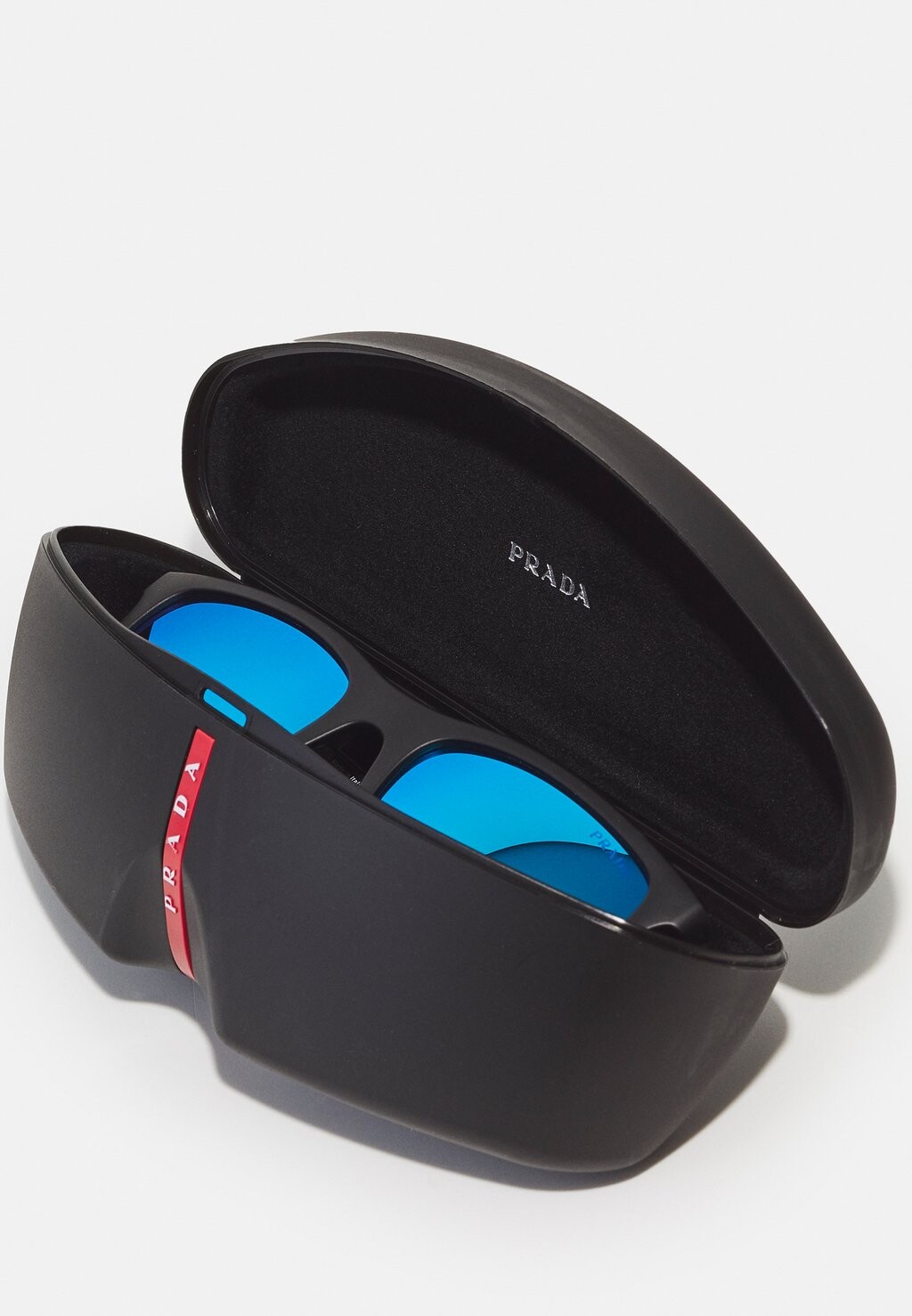 

Солнцезащитные очки Prada Linea Rossa, серые