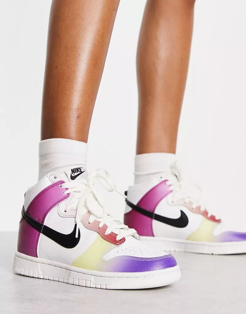 

Бело-разноцветные кроссовки Nike Dunk High до щиколотки