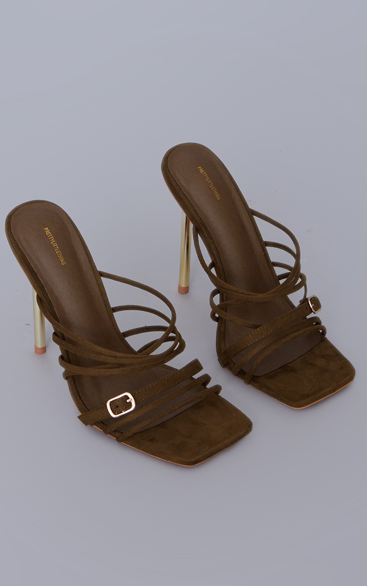 PrettyLittleThing Замшевые босоножки цвета хаки на высоком каблуке с квадратным носком и несколькими ремешками из металла