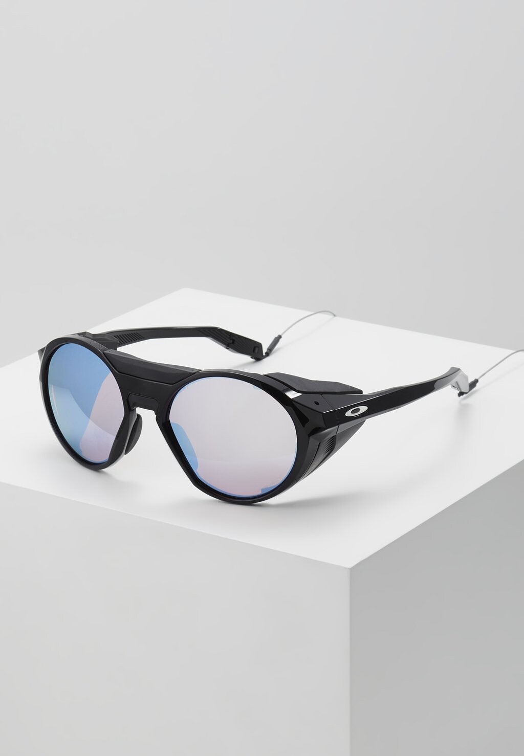 

Солнцезащитные очки Oakley