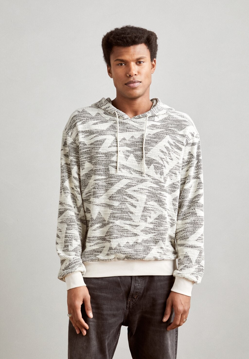 

Толстовка HOODIE RELAXED FIT WITH LOGOED BADGE Antony Morato, цвет ecru