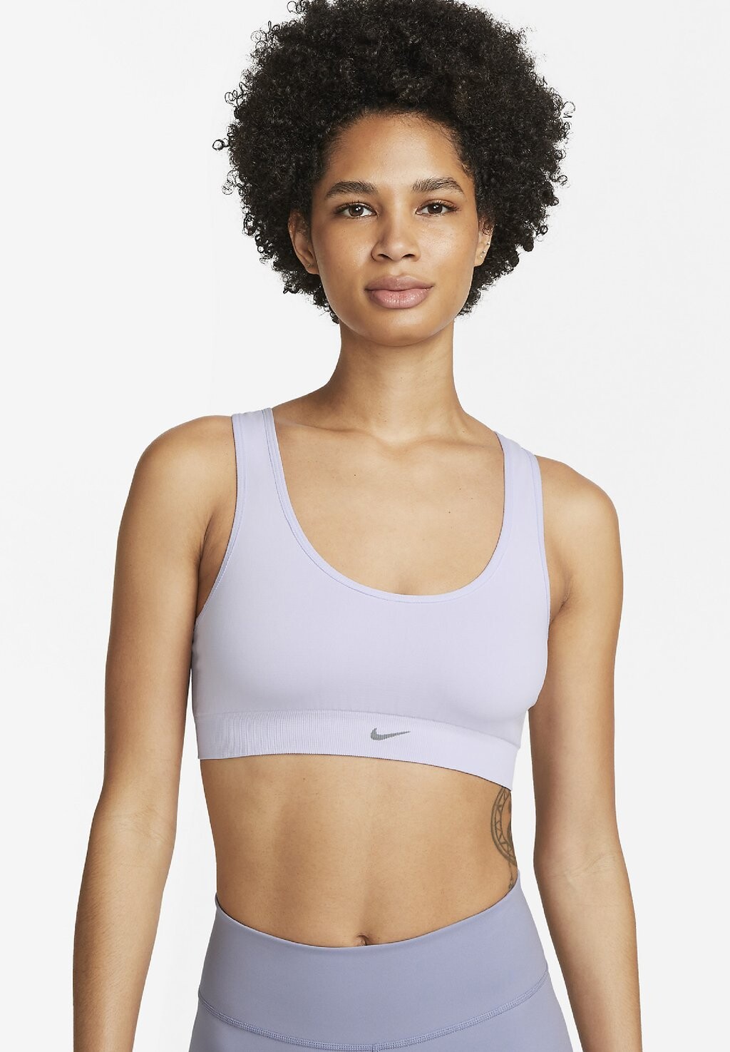 

Спортивный бюстгальтер с легкой поддержкой Nike
