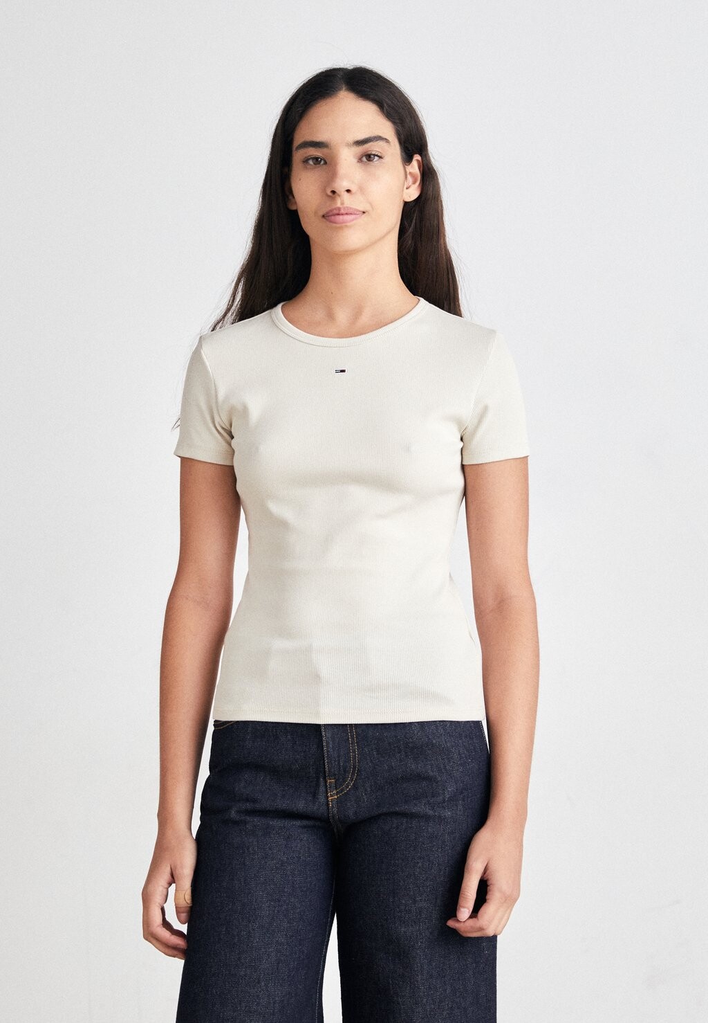 

Базовая футболка Slim Essential Tommy Jeans, цвет newsprint