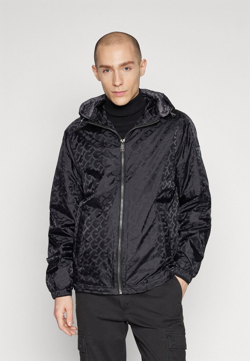 

Легкая куртка HOODED WINDBRAKER Guess, цвет black