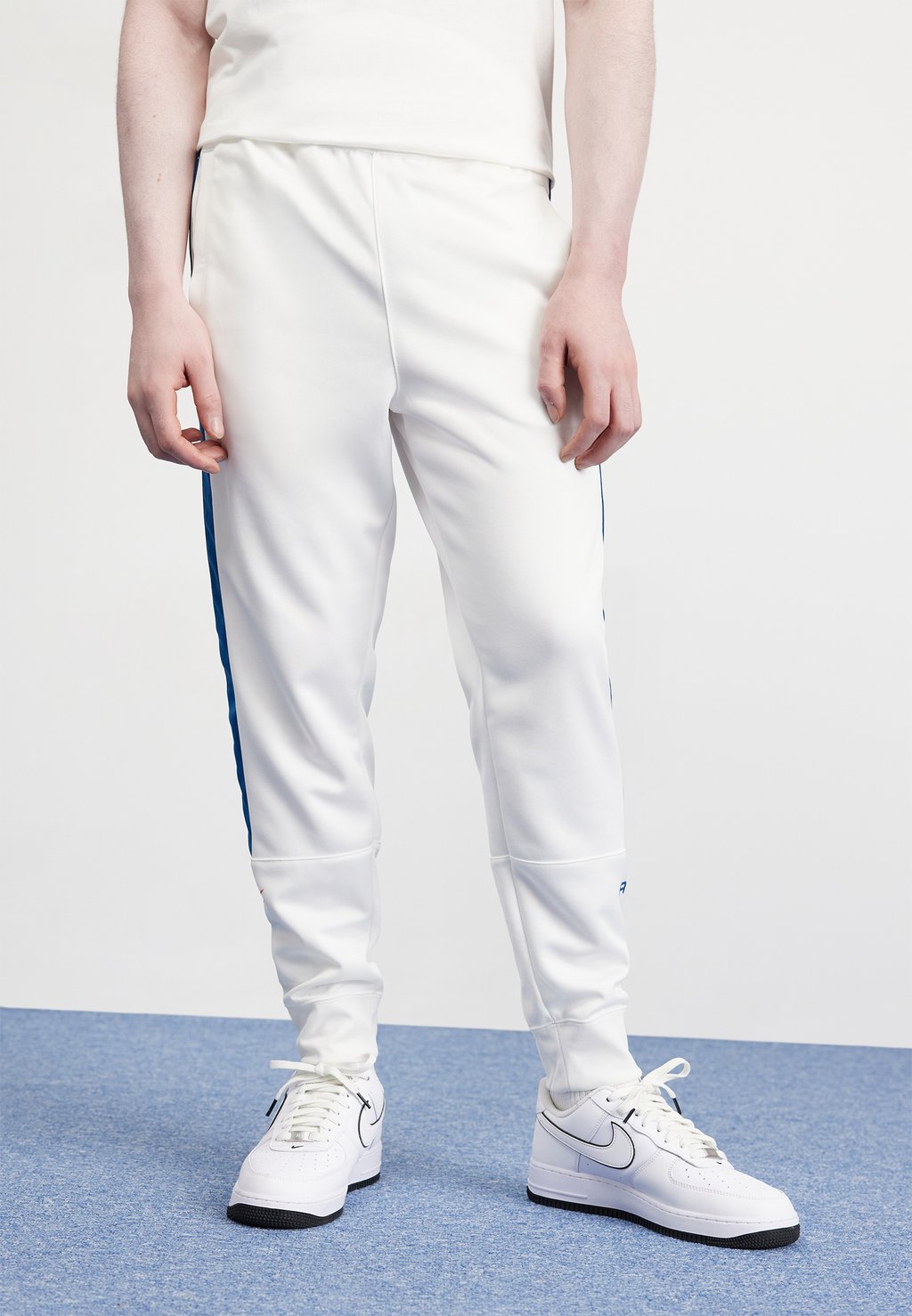 Спортивные брюки Air Jogger Nike, цвет white/court blue цена и фото