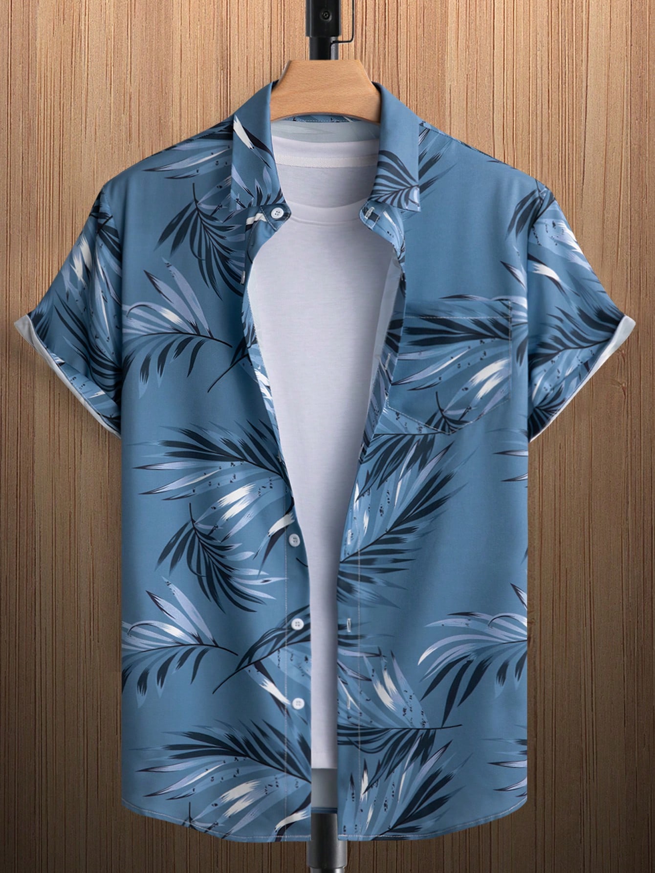 цена Мужская рубашка с короткими рукавами и принтом листьев на пуговицах Manfinity RSRT, пыльный синий