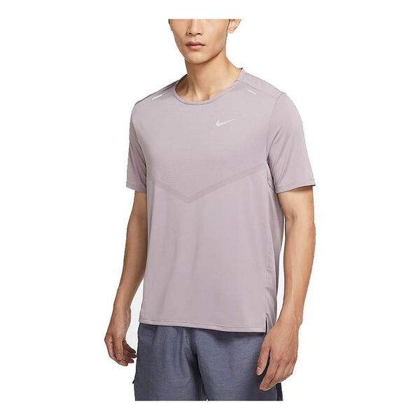 

Футболка dri fit rise 365 повседневные спортивные дышащие с круглым вырезом с коротким рукавом Nike, фиолетовый