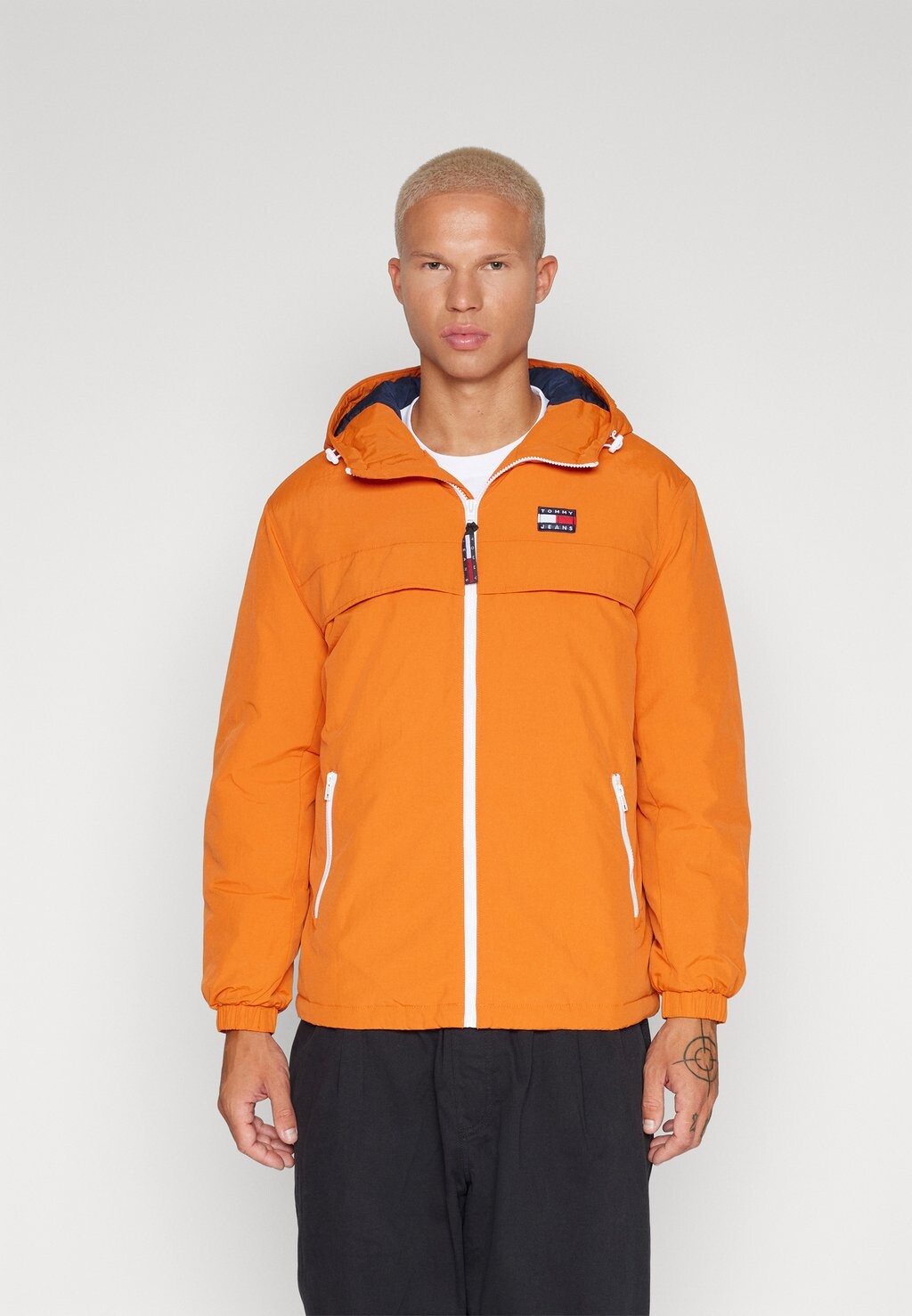 

Куртка Tommy Jeans PADDED SOLID CHICAGO, цвет bonfire orange