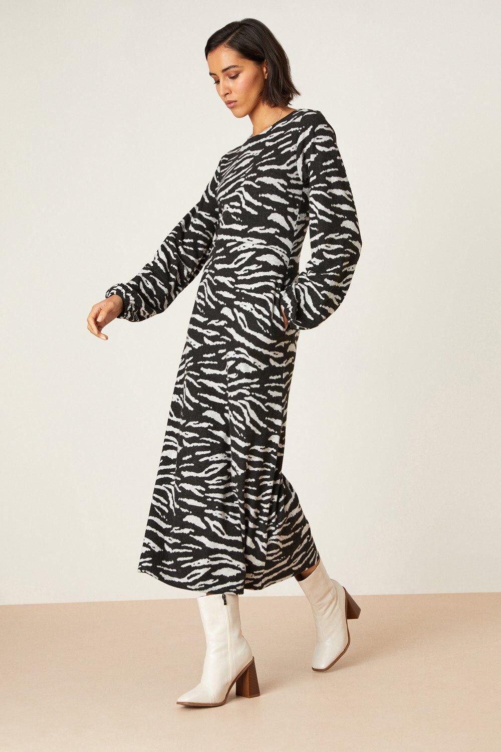 

Мягкое платье миди Tall с принтом зебры Dorothy Perkins, мультиколор