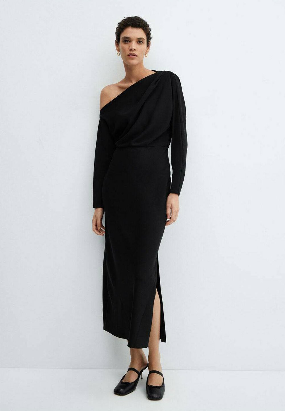 цена Повседневное платье CRIS Mango, цвет black