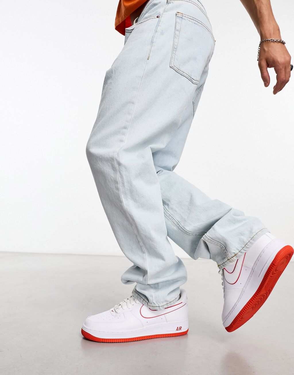 

Бело-красные кроссовки Nike Air Force 1 '07