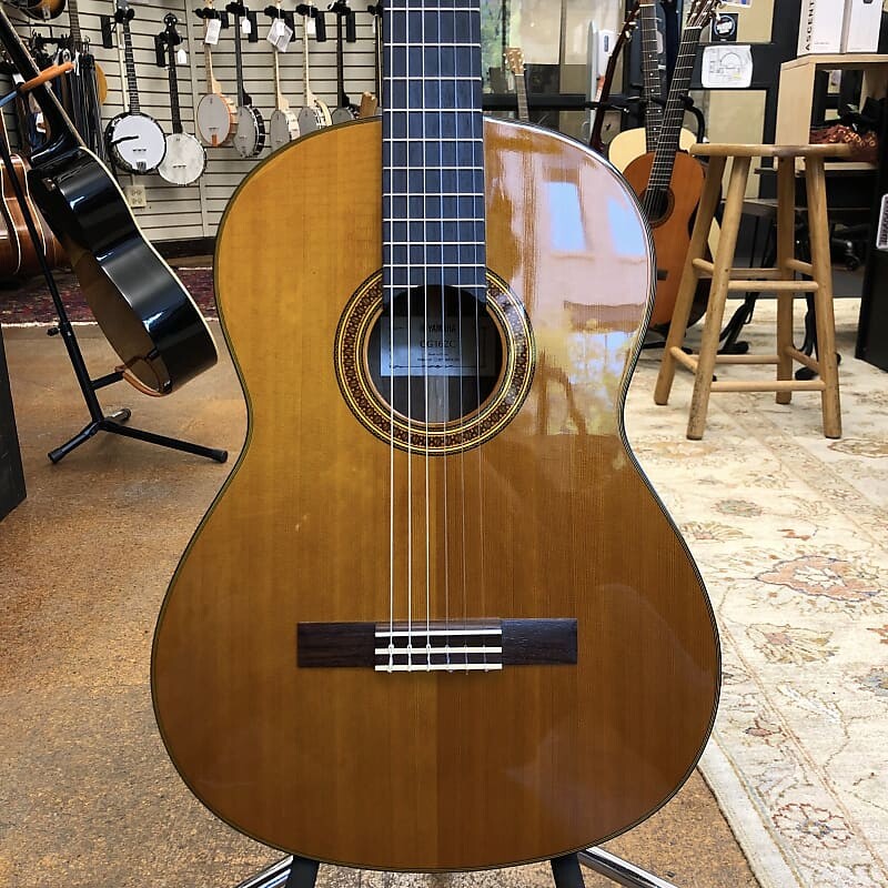 

Акустическая гитара Yamaha CG162C Solid Cedar Classical Guitar