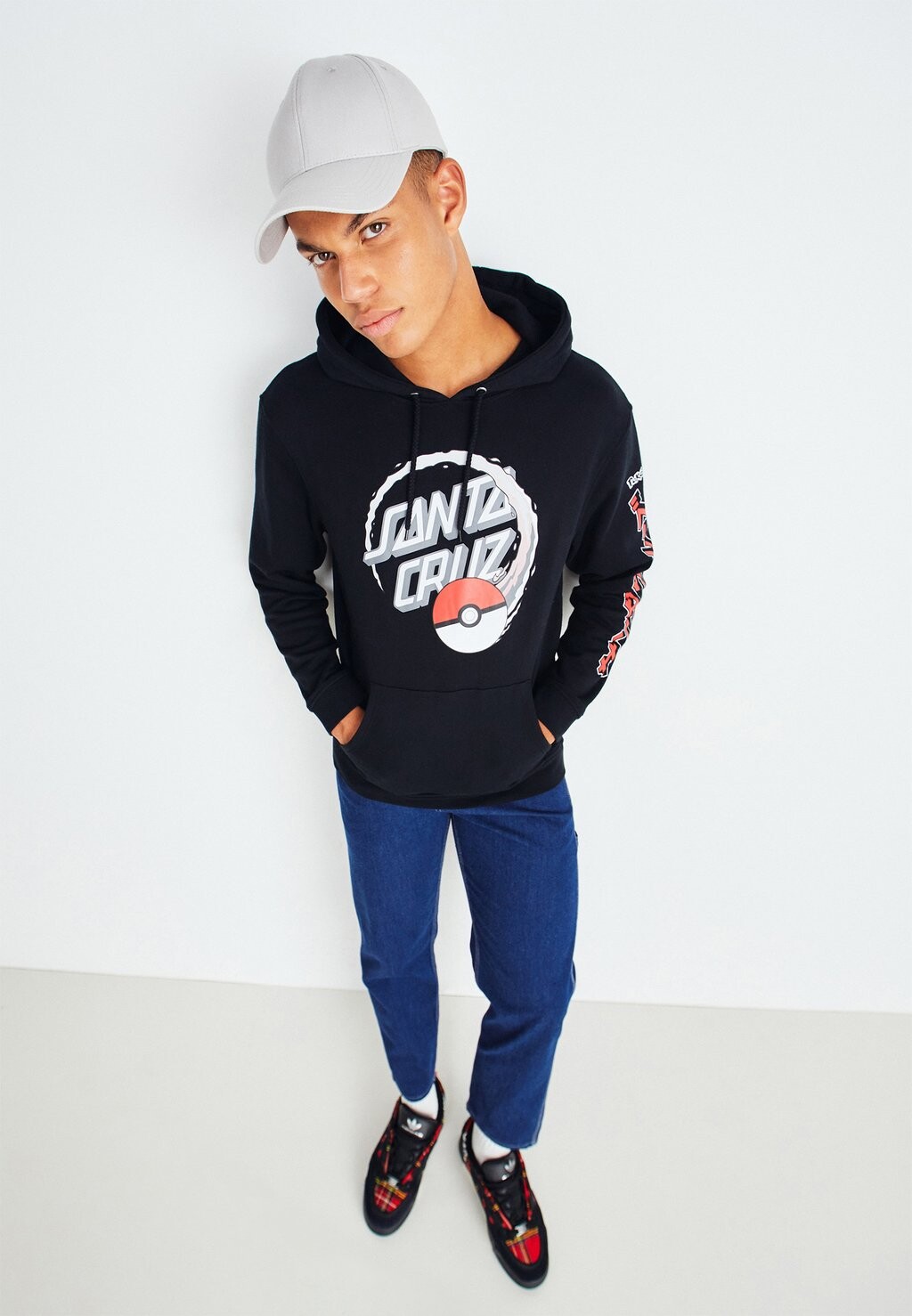 

Толстовка POKEMON POKE BALL HOOD UNISEX Santa Cruz, черный