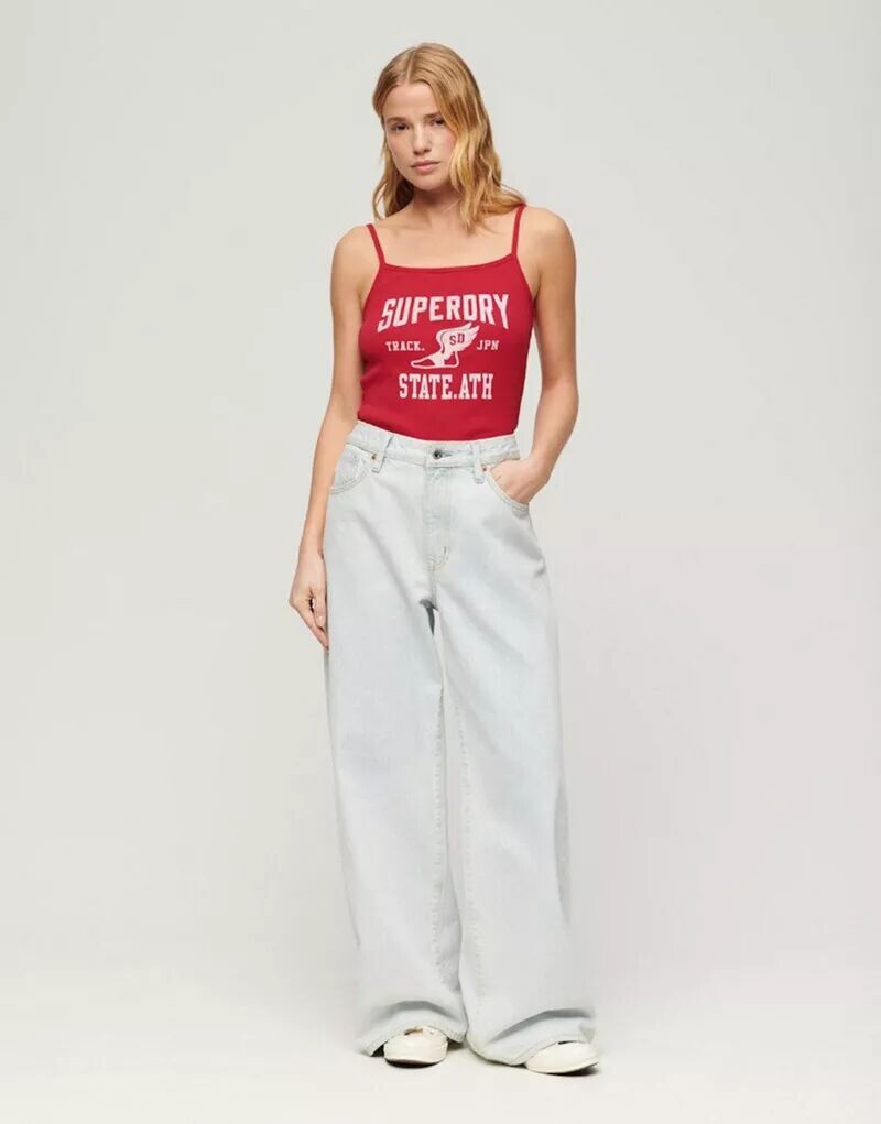 

Темно-красный спортивный топ на бретельках в рубчик Superdry с графическим принтом университетской команды