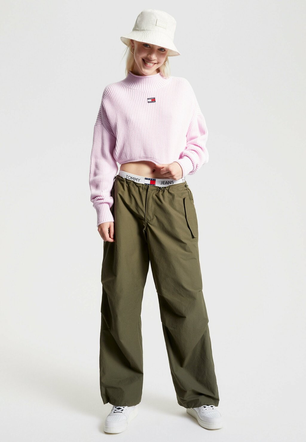 

Свитшот Tommy Jeans ЗНАЧОК GARMENT DYED CROPPED, цвет french orchid