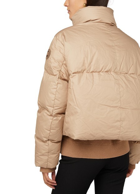 

Гранатовый пуховик Canada Goose