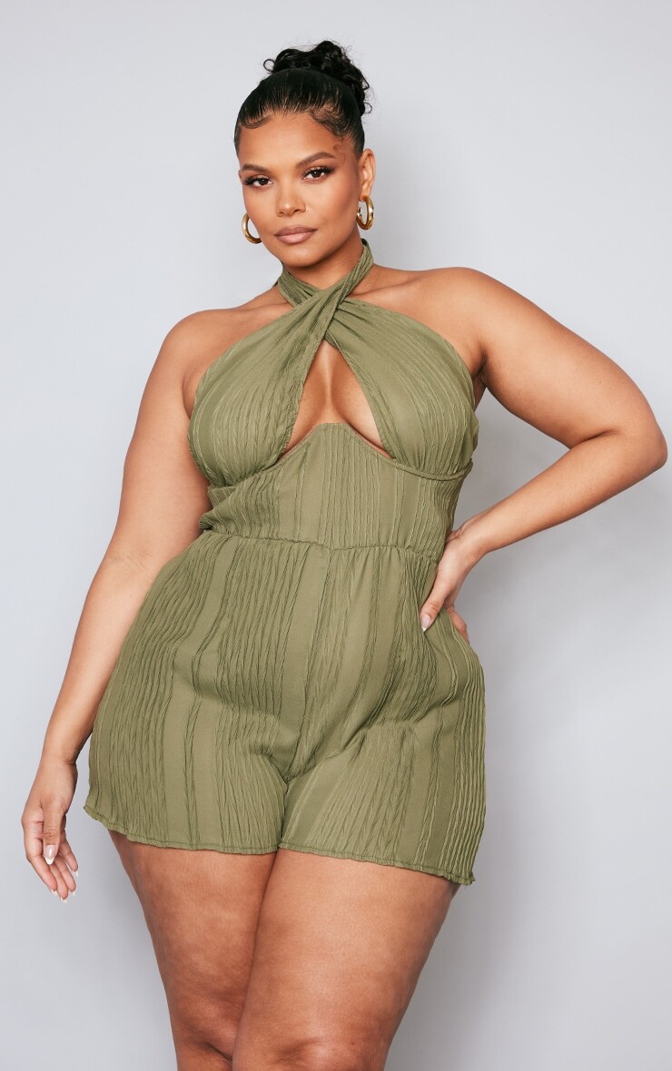 

PrettyLittleThing Оливковый комбинезон с плиссировкой и перекрестной передней частью Plus
