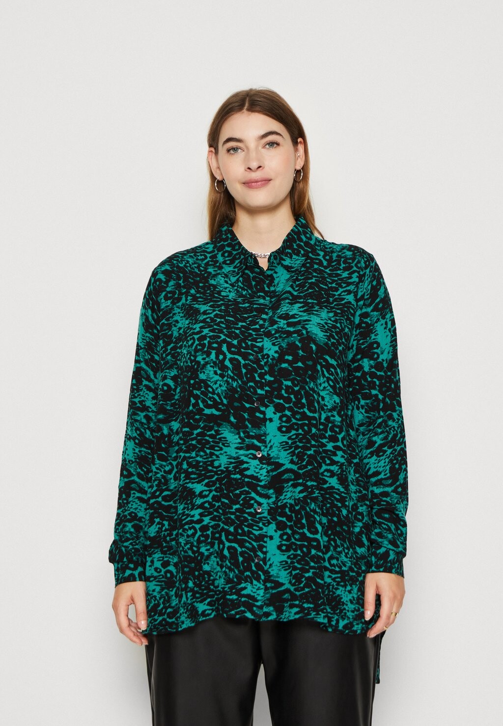 

Рубашка ONLY Carmakoma CAROTTELIA LIFE SHIRT, цвет bayberry/jungle