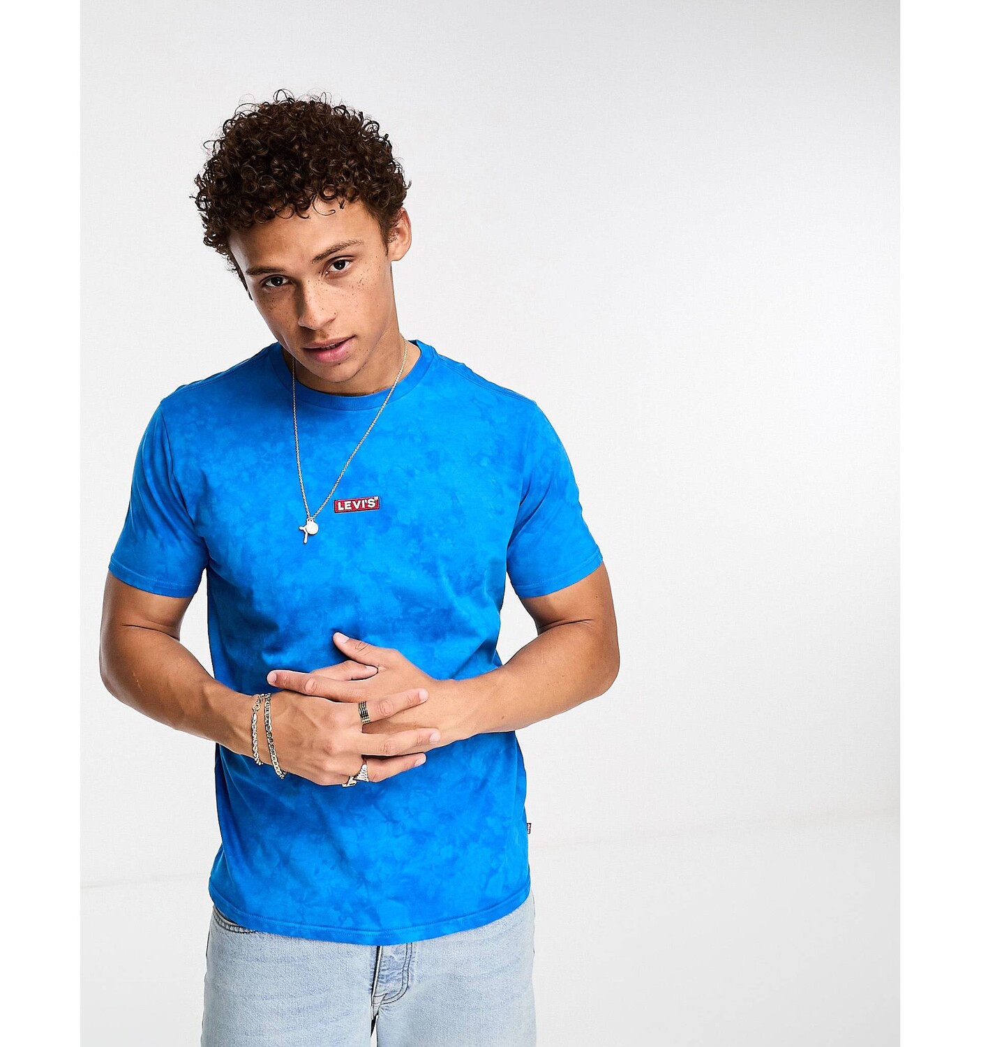 

Футболка Levi's с небольшим логотипом в центре синего цвета., Синий