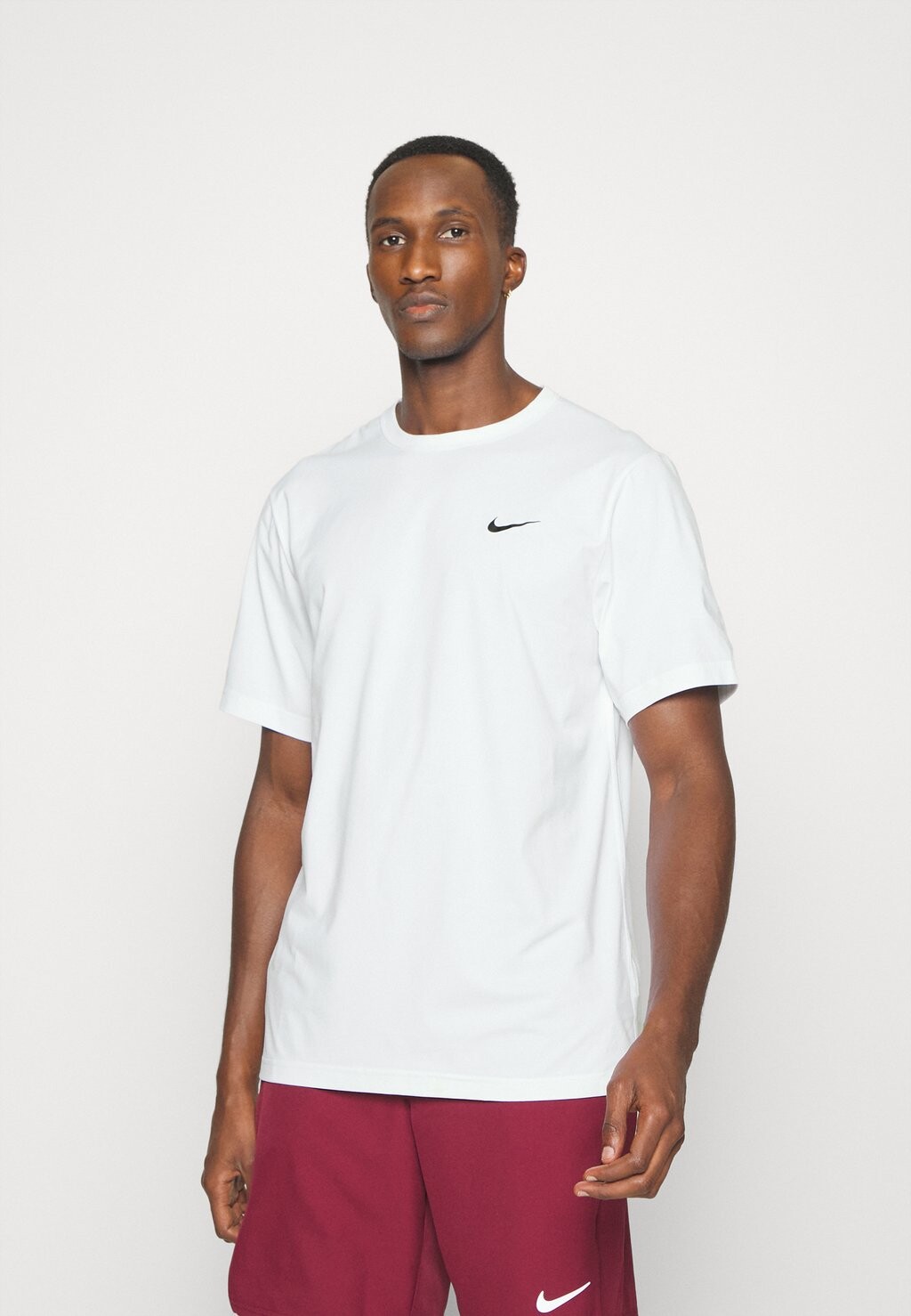 

Футболка Nike Hyverse, белая / черная, Коричневый
