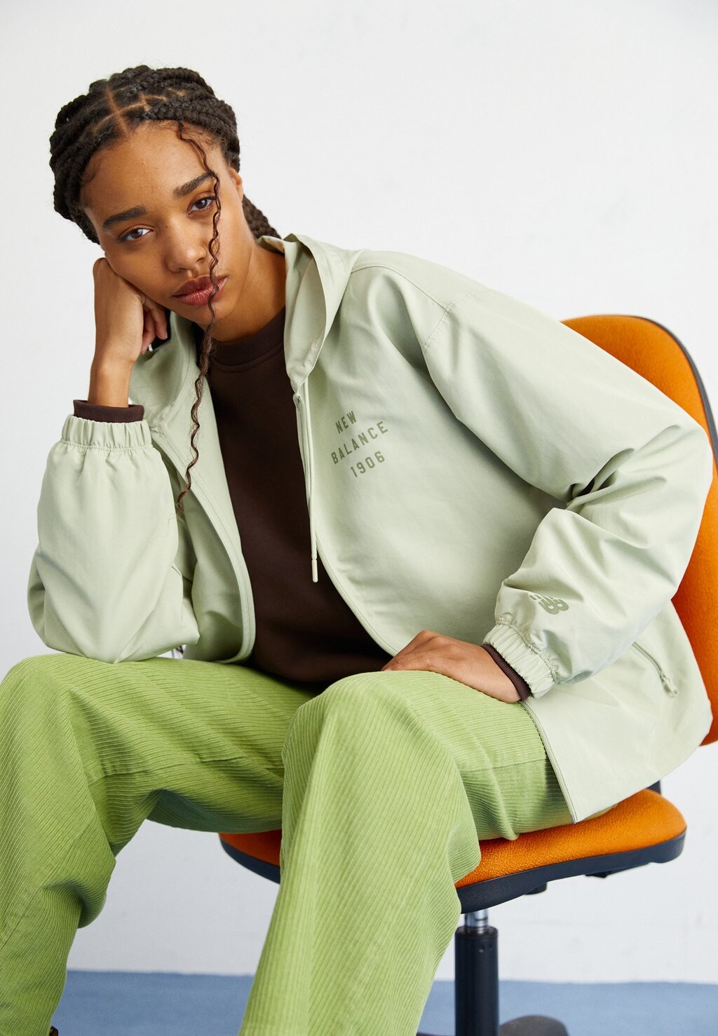 

Легкая куртка ICONIC COLLEGIATE JACKET New Balance, цвет olivine
