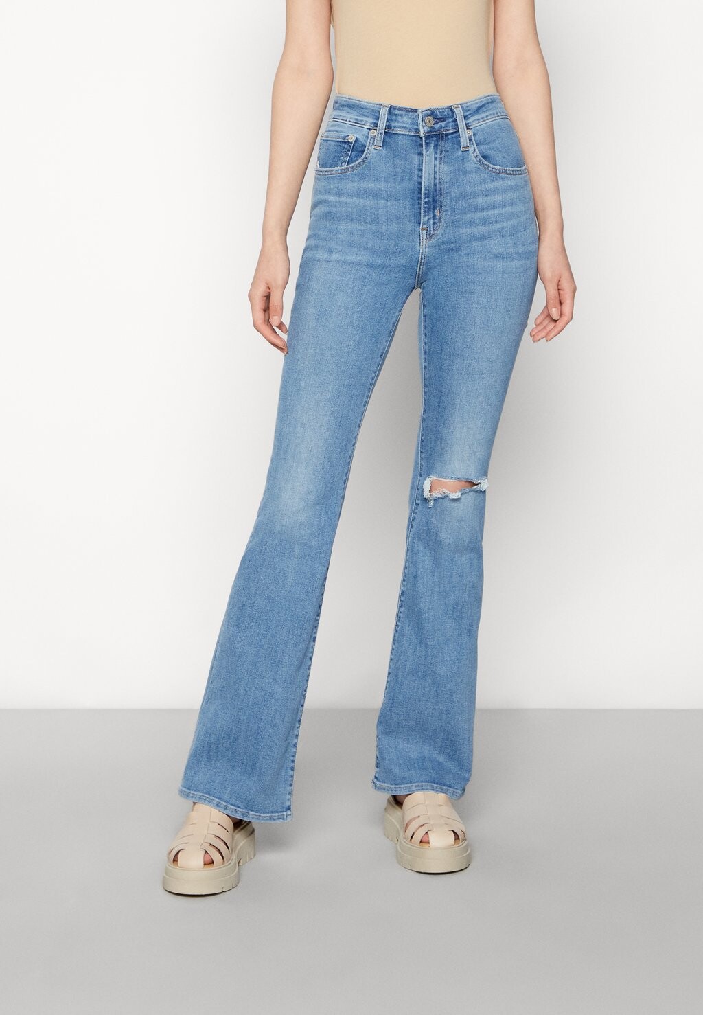 

Расклешенные джинсы Levi's