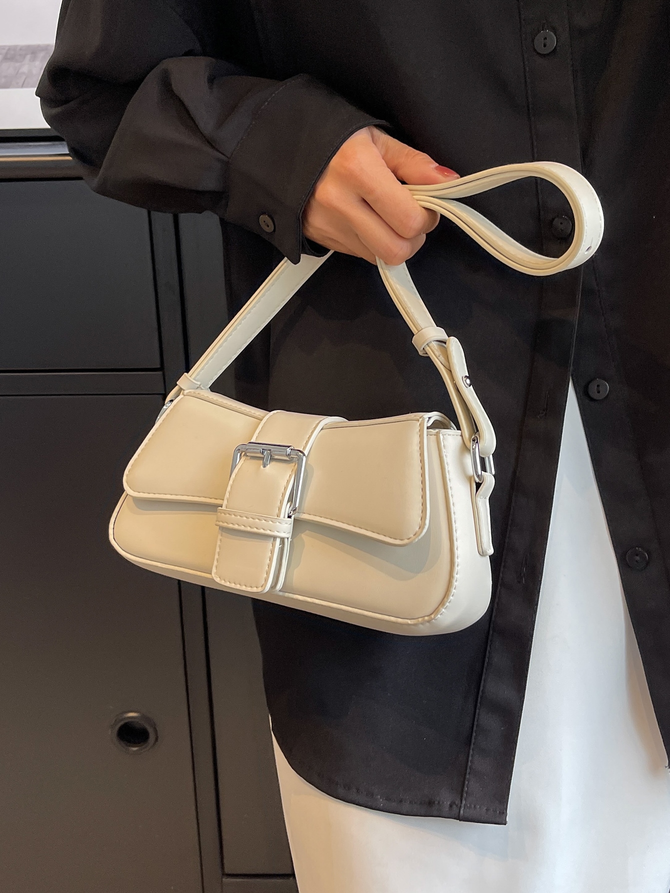 Легкая деловая повседневная маленькая сумка-багет с пряжкой, белый фото