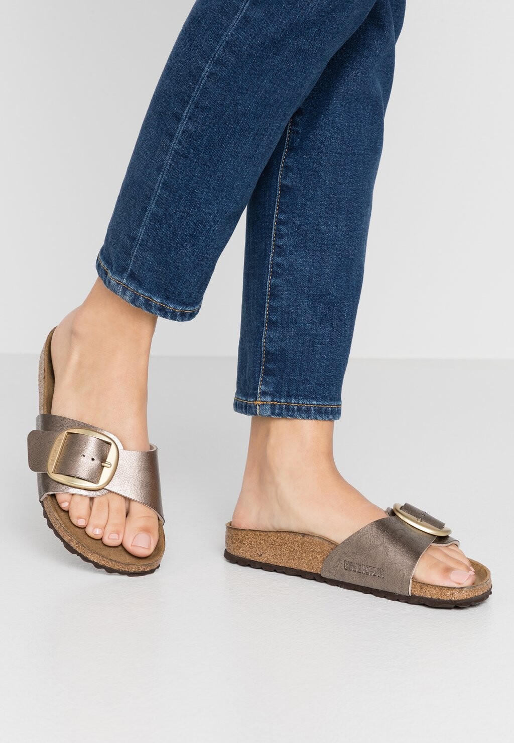 

Тапочки Madrid Big Buckle Birkenstock, цвет graceful taupe