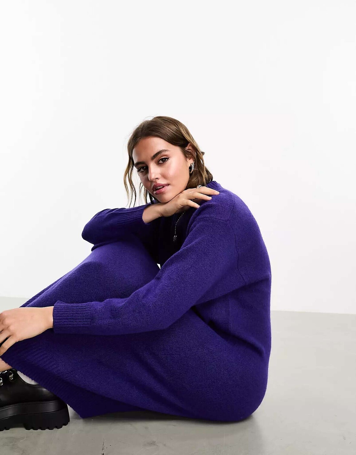 

Трикотажное платье оверсайз с длинными рукавами Monki фиолетового цвета