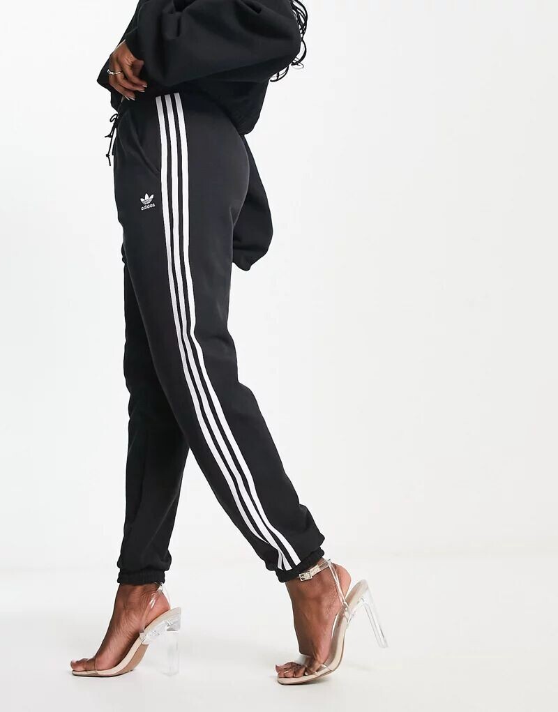 

Черные джоггеры с узкими манжетами и тремя полосками adidas Originals adicolor
