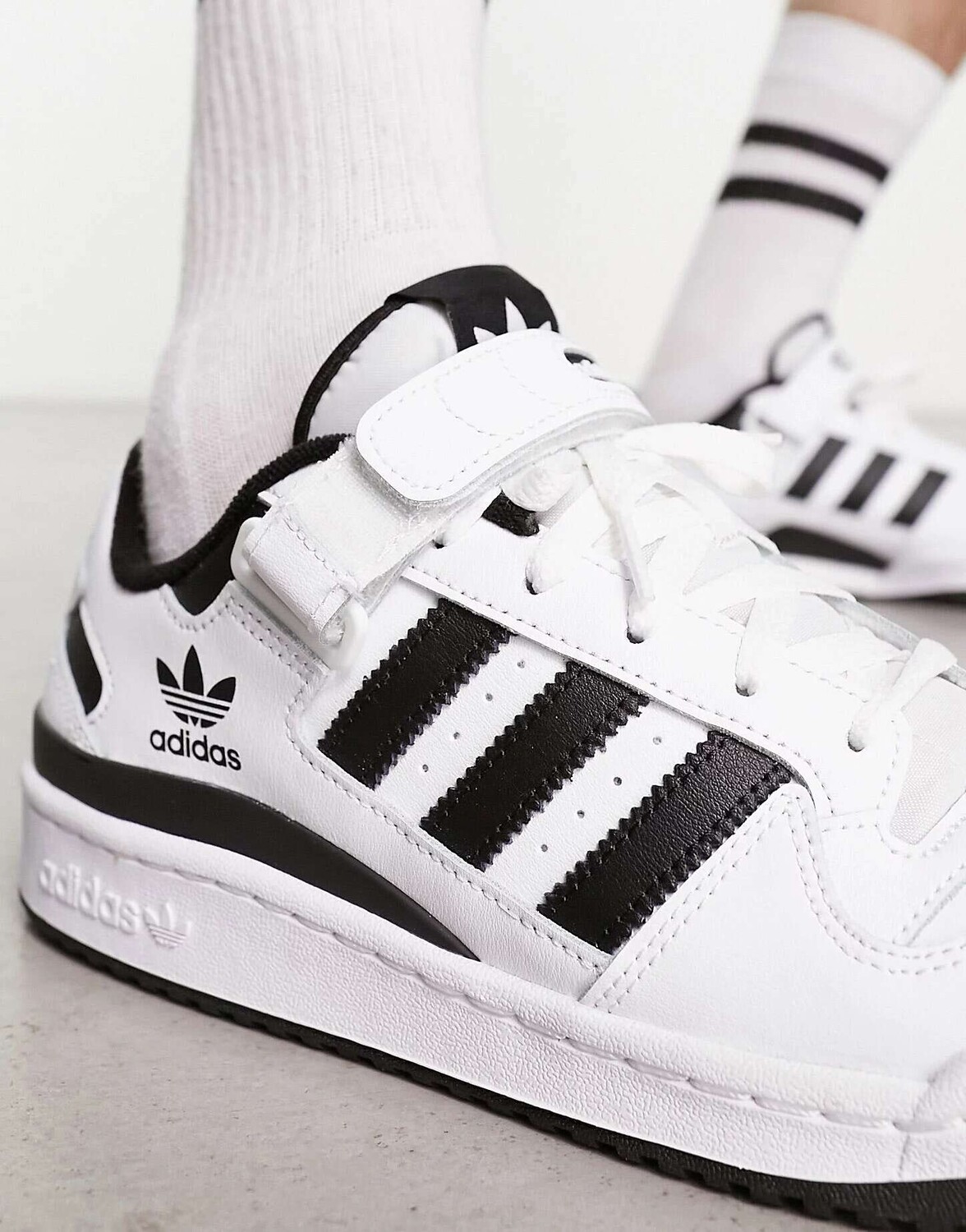 

Белые и черные кроссовки adidas Originals Forum Low, Черный
