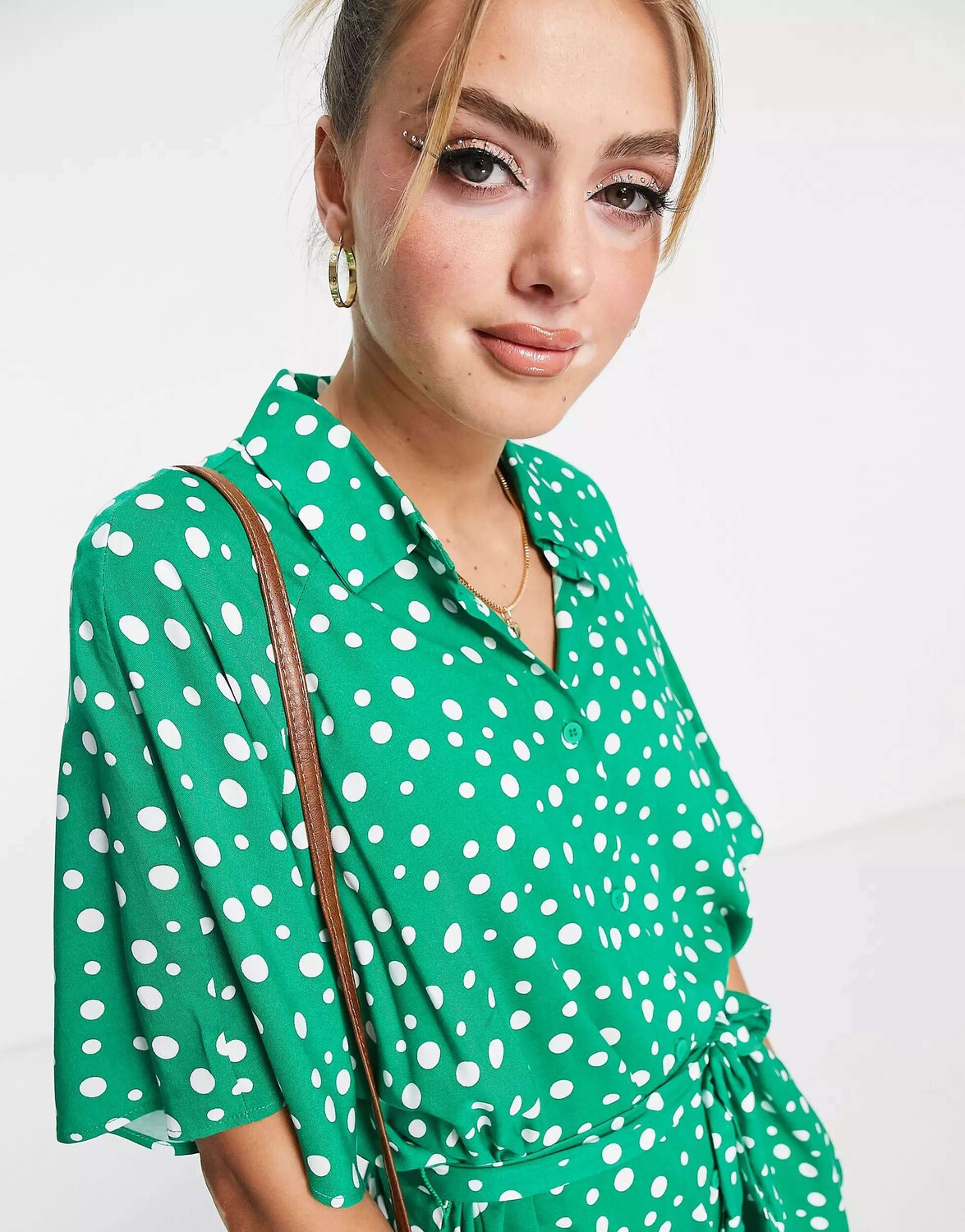 

Зеленое платье-рубашка с короткими рукавами Monki, Зеленый