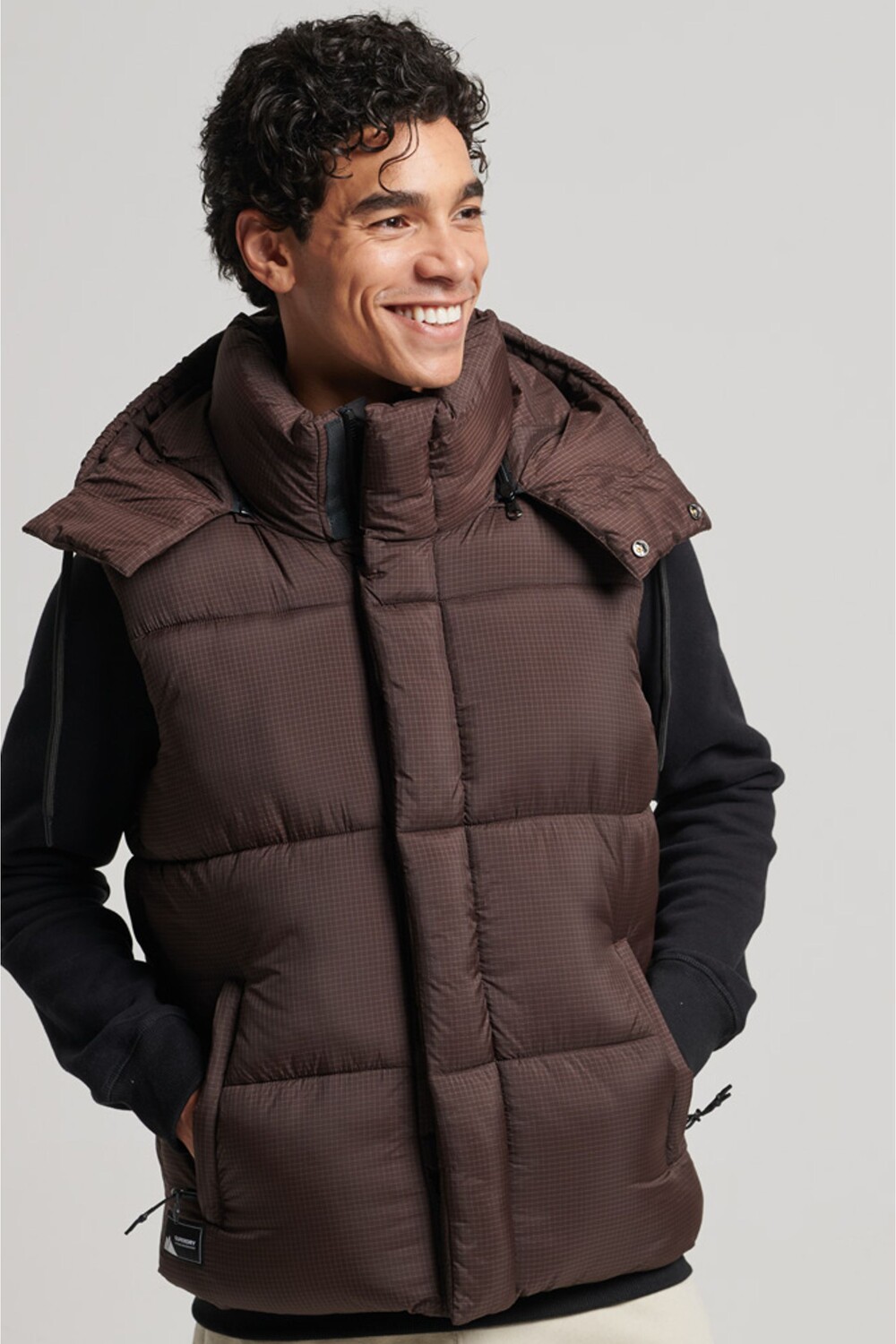 

Короткая набивка Touchline без рукавов Superdry, коричневый