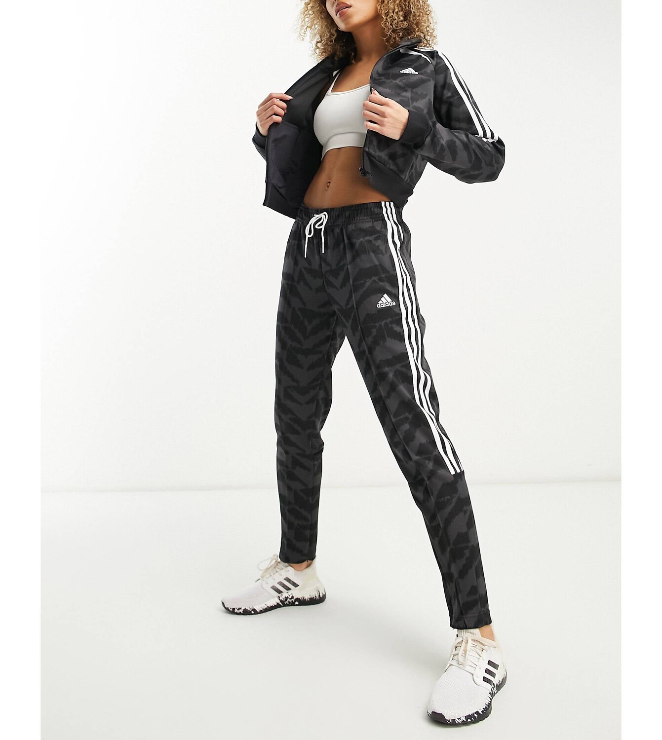 

Черные и разноцветные джоггеры adidas Sportswear Tiro adidas performance, Черный