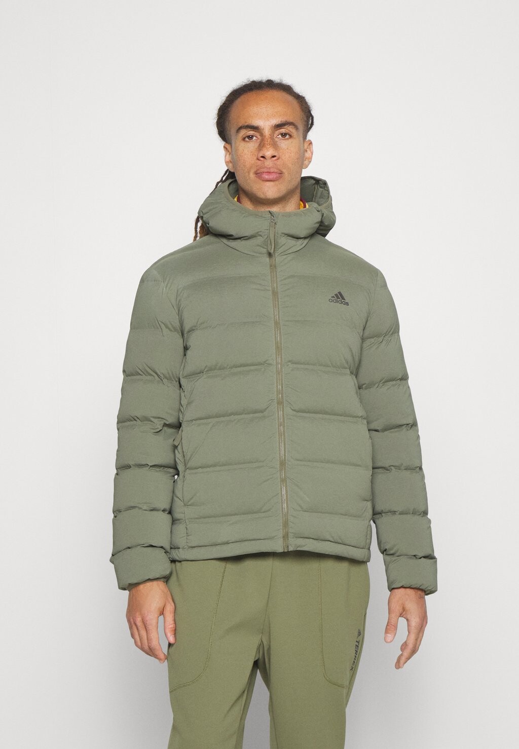 

Куртка adidas Sportswear HELIONIC HOODED DOWN, цвет olive strata