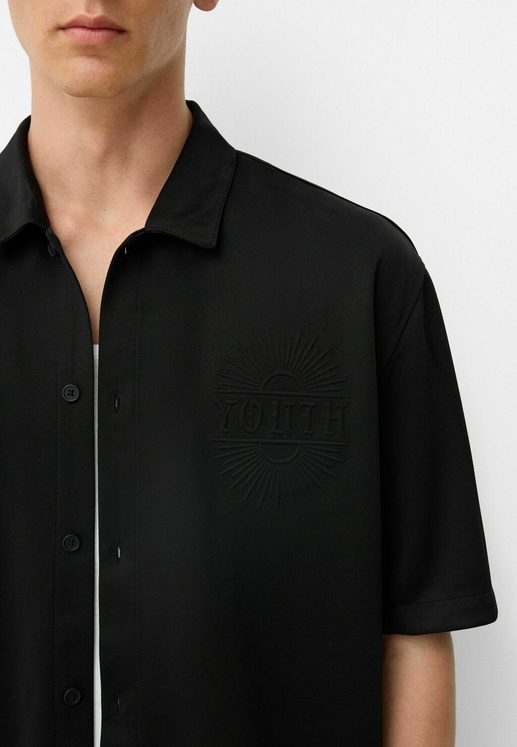 

Рубашка SHORT SLEEVE WITH RAISED DESIGN Bershka, черный деним