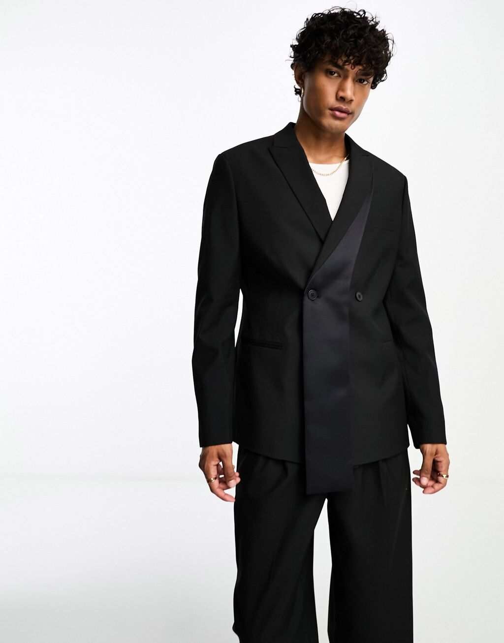 

Черный узкий пиджак с лацканами и шарфом ASOS DESIGN