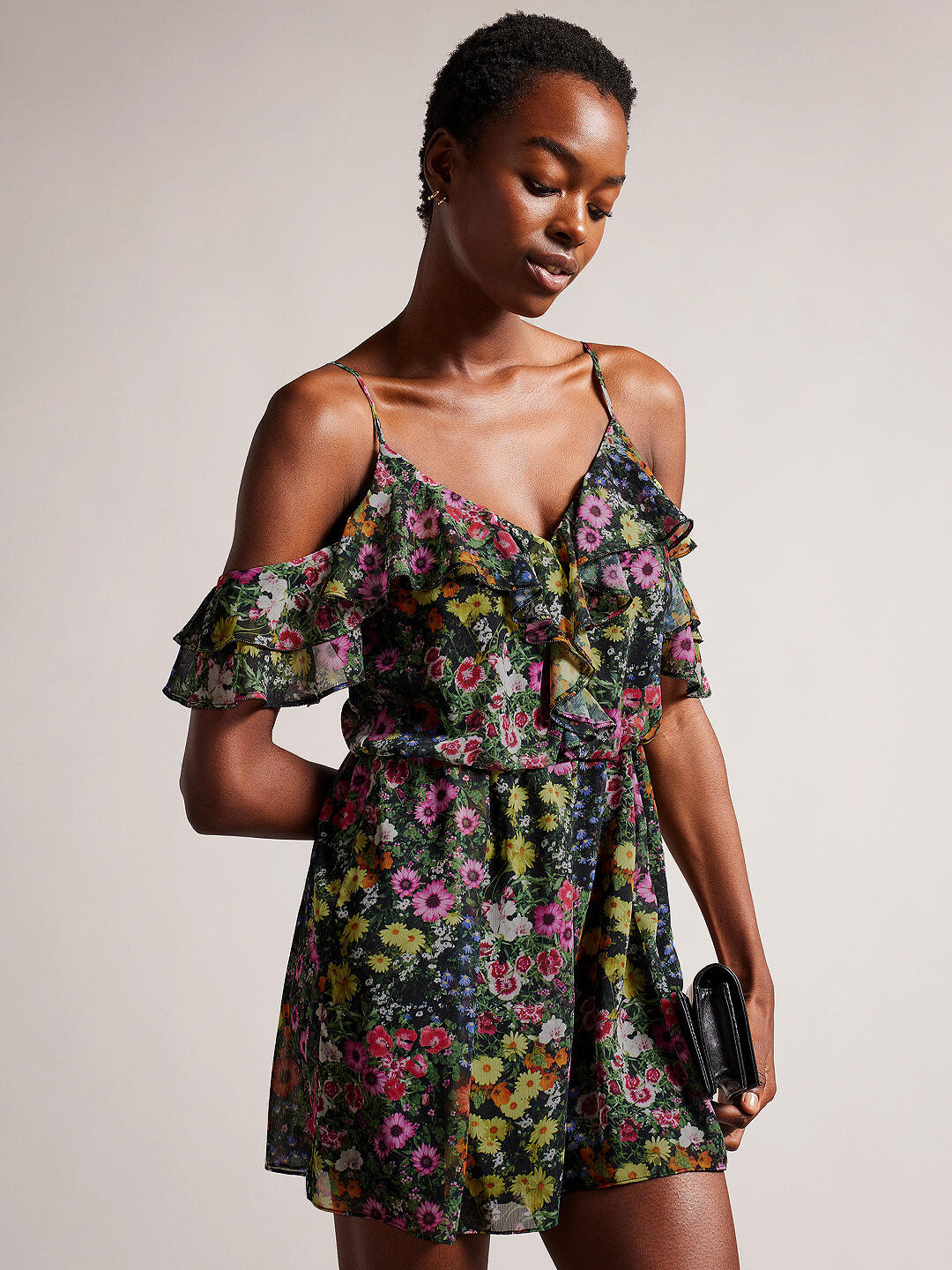 

Комбинезон с открытыми плечами и оборками Ted Baker Priyahh, черный/мульти