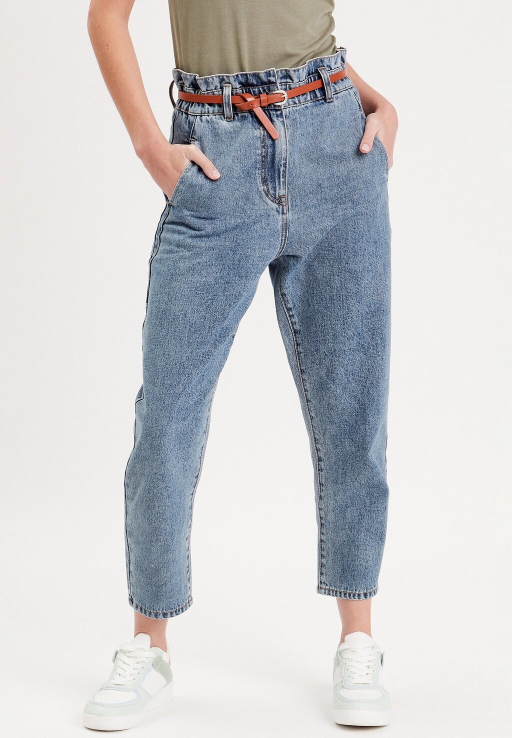 

Джинсы Tapered Fit Slouchy-Mit Gürtel Cache Cache, синий
