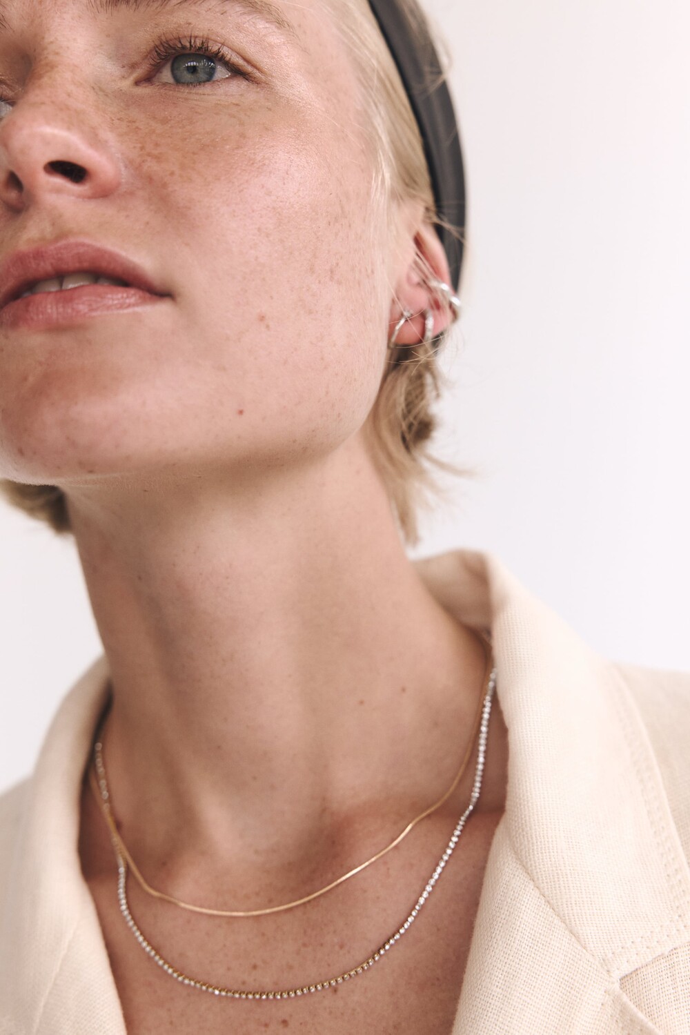 

Упаковка ожерелья, украшенного ювелирными камнями Zara, золотой