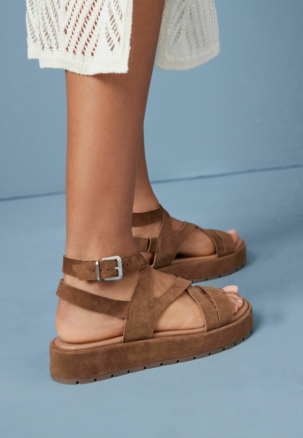 

Сандалии на платформе Forever Comfort Strappy Flatform Next, цвет tan brown