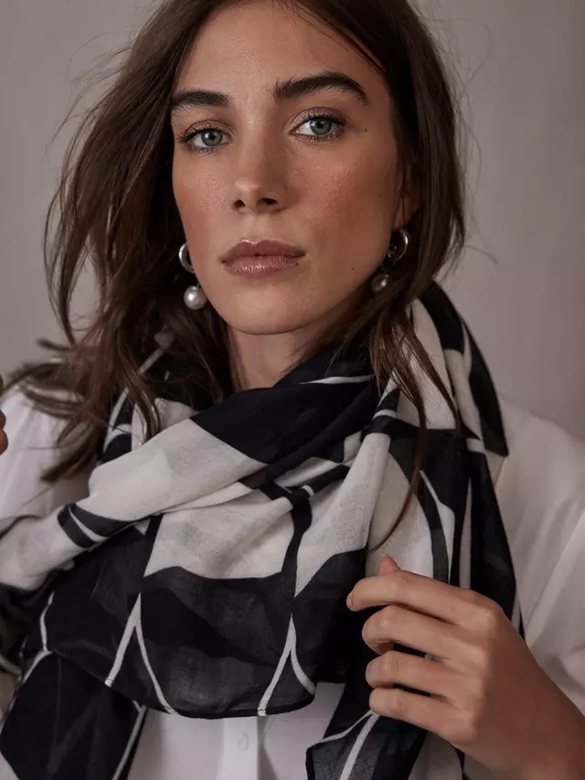 

Шарф Mint Velvet Abstract Print Lightweight, цвет black/cream