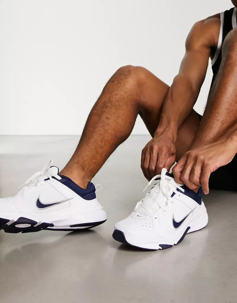 

Белые кроссовки Nike Defy All Day