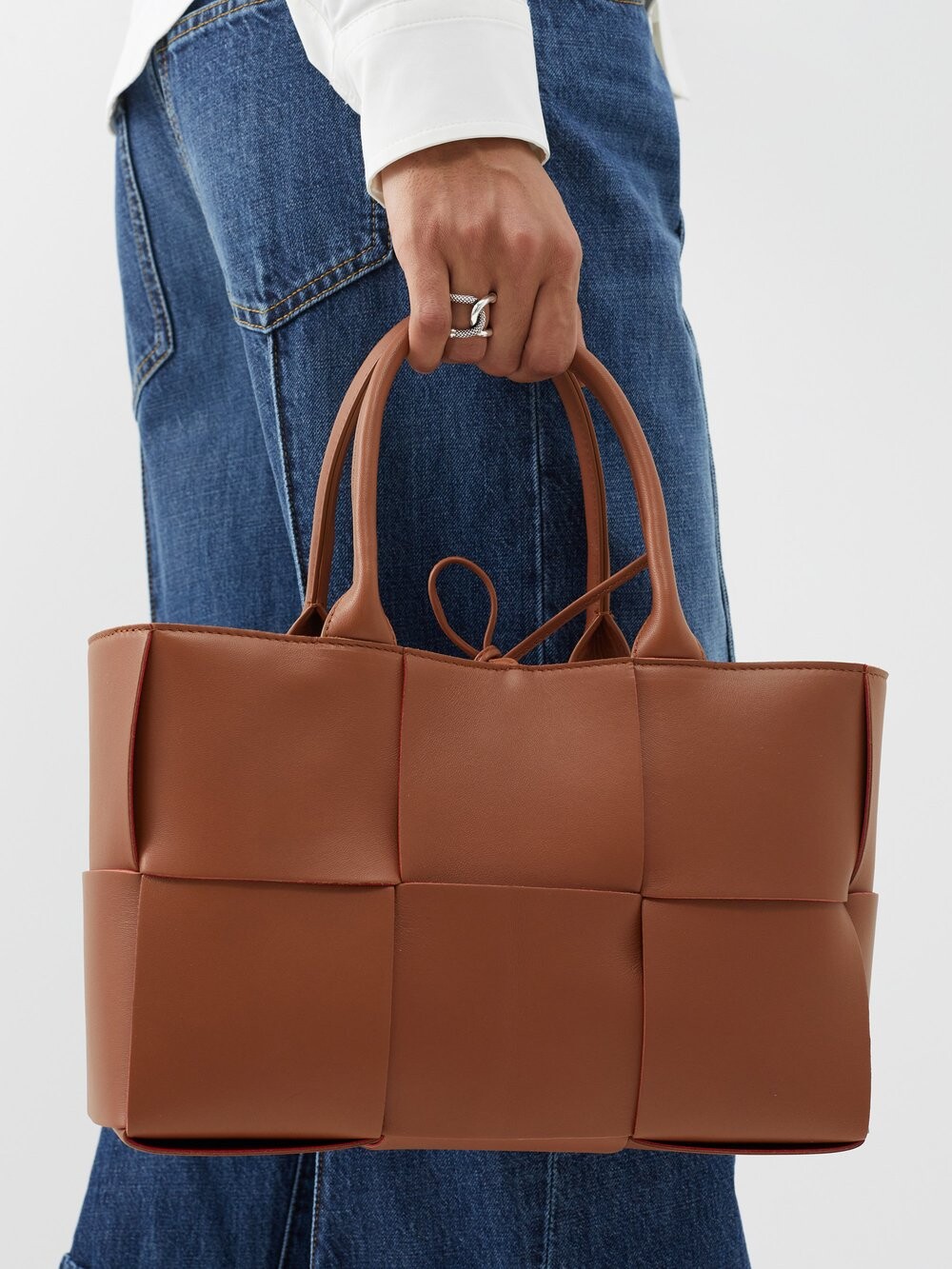 

Маленькая сумка-тоут arco из кожи intrecciato Bottega Veneta, коричневый