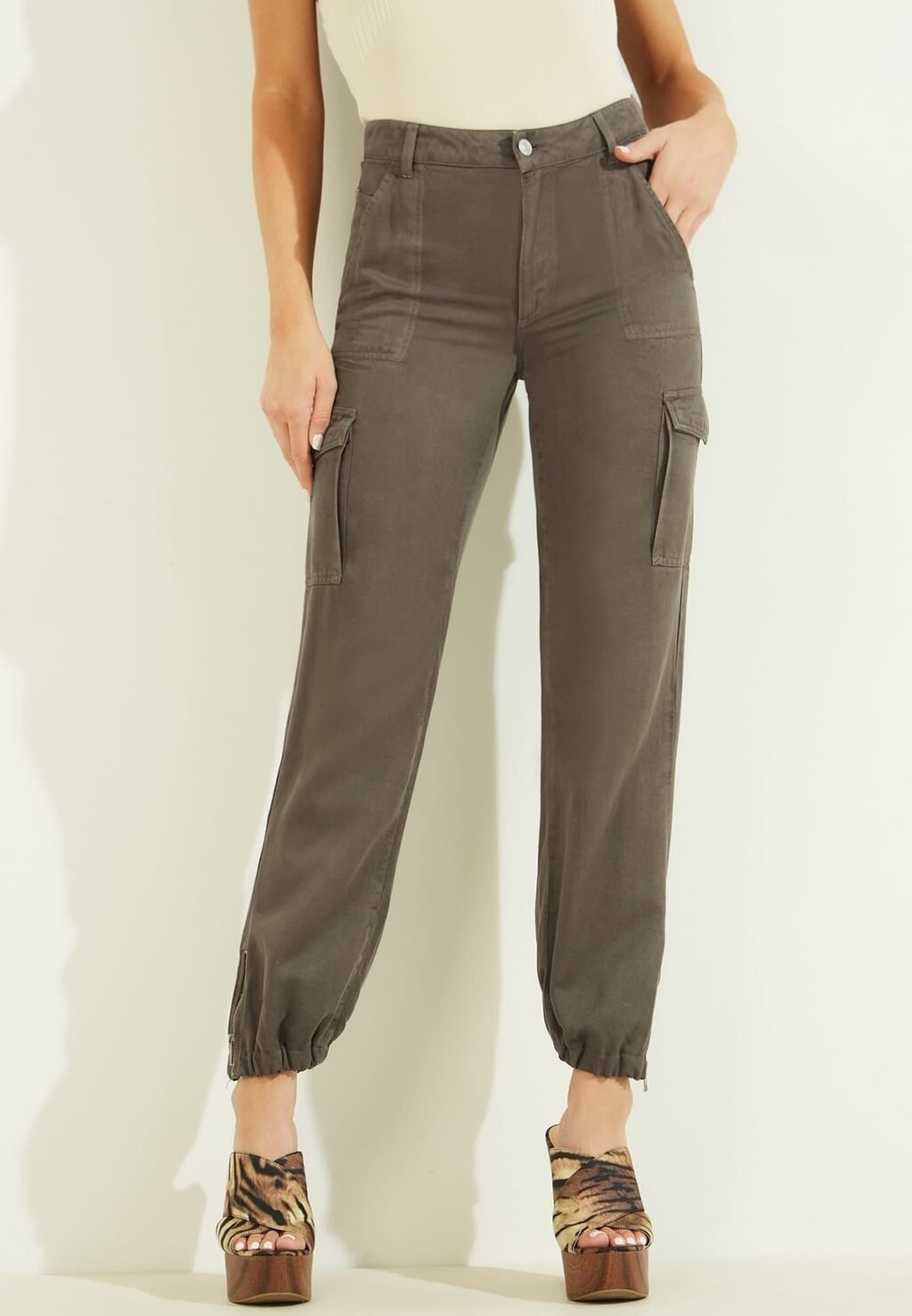 

Брюки с карманами Guess